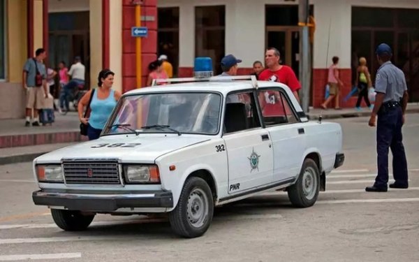 Какво се случва, когато една страна има нужда от полицейски автопарк, но има търговско ембарго със САЩ? Е, ако става въпрос за Куба, предложението е от Русия. Добре познатата у нас ВАЗ-2107 е популярна в Куба като Lada Riva и там е част от бедния и остарял полицейски автопарк. Параметрите са известни - двигател 1.5 литра, 80 к.с, ускорение до 100 км/ч за 14,5 сек, максимална скорост 150 км/ч.

Автомобилът Lada Riva, или просто Жигули, все още е на служба в кубинската полиция. Този &bdquo;старец&ldquo; със задно предаване служи повече от десетилетия, което не прави работата на полицията по-лесна и удобна. Повечето от машините са произведени през 1982 г. Малко вероятно да бъде възприета сериозно от която и да е категория престъпници, особено като се има предвид почти комичната й сирена, която по-скоро създава проблеми на пътя.